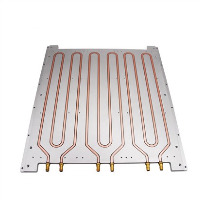 Aliuminio vandeniu aušinamas plokštelinis radiatorius su variniais vamzdžiais